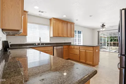 1005 N 10th Street, Central Point, OR 97502 - Photo 3