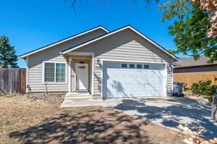 1005 N 10th St, Central Point, OR 97502 - Photo 3