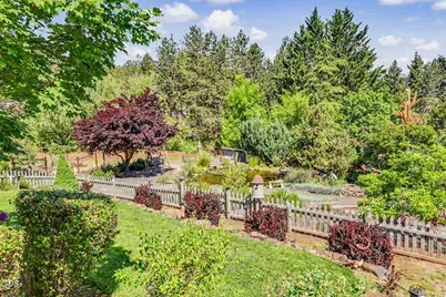 120 Wells Fargo Drive, Jacksonville, OR 97530 - Photo 17