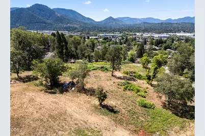 701 NE Tokay, Grants Pass, OR 97526 - Photo 7