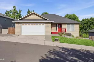 1056 Highlands Dr, Eagle Point, OR 97524 - Photo 3