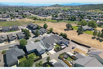 990 Win Way, Eagle Point, OR 97524 - Photo 37