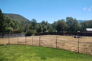 423 E Glenwood St, Grants Pass, OR 97527 - Photo 9
