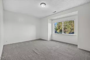 211 W Bolz Rd, Phoenix, OR 97535 - Photo 17