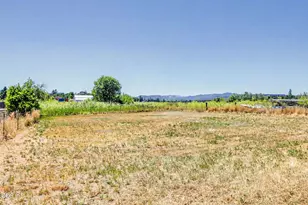 5595 Table Rock Rd, Central Point, OR 97502 - Photo 3