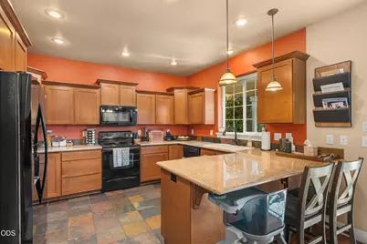 711 Isherwood Drive, Central Point, OR 97502 - Photo 17