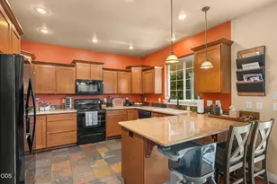711 Isherwood Dr, Central Point, OR 97502 - Photo 17