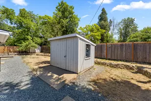 703 NE 10th St, Grants Pass, OR 97526 - Photo 27