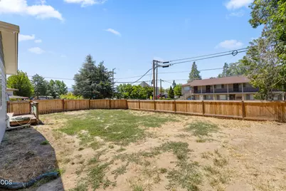 703 NE 10th Street, Grants Pass, OR 97526 - Photo 23