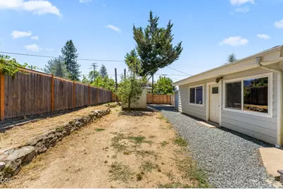 703 NE 10th Street, Grants Pass, OR 97526 - Photo 27