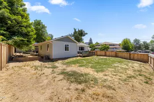 703 NE 10th St, Grants Pass, OR 97526 - Photo 21