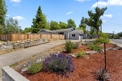 703 NE 10th Street, Grants Pass, OR 97526 - Photo 5