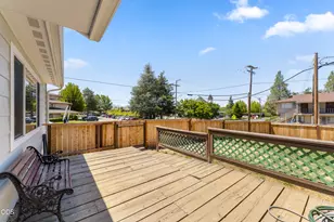 703 NE 10th St, Grants Pass, OR 97526 - Photo 19