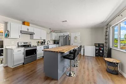 703 NE 10th Street, Grants Pass, OR 97526 - Photo 5