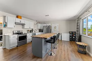 703 NE 10th St, Grants Pass, OR 97526 - Photo 5