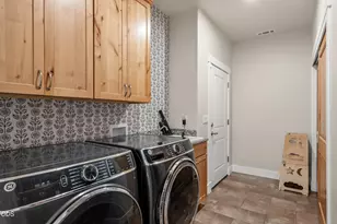 125 McKenzie Ridge Rd, Grants Pass, OR 97526 - Photo 17