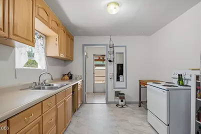 303 NW Birch Avenue, Redmond, OR 97756 - Photo 5