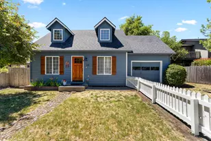 533 NW D St, Grants Pass, OR 97526 - Photo 3