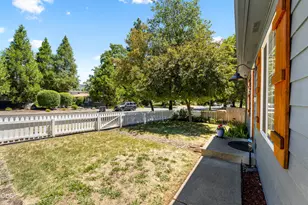 533 NW D St, Grants Pass, OR 97526 - Photo 5