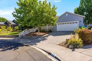 17 Meadowfield Cir, Eagle Point, OR 97524 - Photo 1