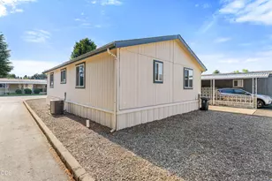 750 Roguelea Ln, Grants Pass, OR 97526 - Photo 3