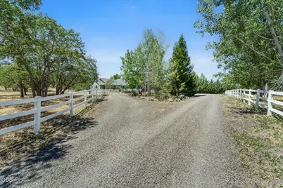 1712 Stevens Road, Eagle Point, OR 97524 - Photo 5