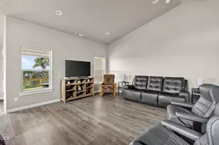 3375 NW Canyon Dr, Redmond, OR 97756 - Photo 9