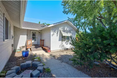 854 SW 23rd Court, Redmond, OR 97756 - Photo 3