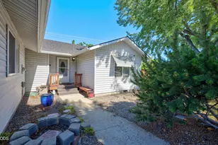 854 SW 23rd Ct, Redmond, OR 97756 - Photo 3