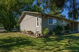 609 E Archwood Dr, Eagle Point, OR 97524 - Photo 3