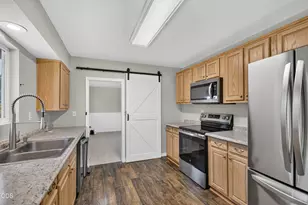 2425 E McAndrews Rd, Medford, OR 97504 - Photo 7