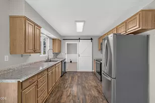 2425 E McAndrews Rd, Medford, OR 97504 - Photo 5