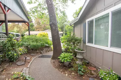219 NW Creekside Drive, Grants Pass, OR 97526 - Photo 3