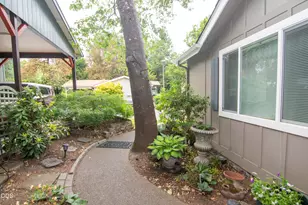 219 NW Creekside Dr, Grants Pass, OR 97526 - Photo 3