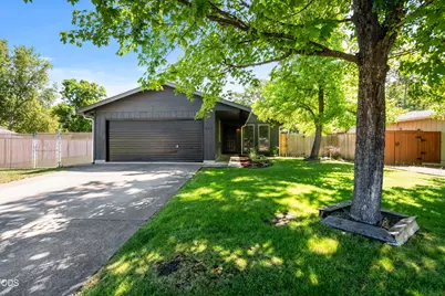 557 Glenn Way, Central Point, OR 97502 - Photo 1