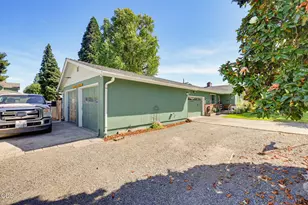1130 Crest Dr, Central Point, OR 97502 - Photo 1