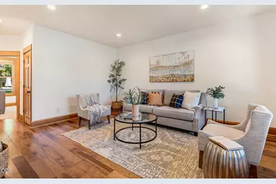 547 W Jefferson Avenue, Sisters, OR 97759 - Photo 3