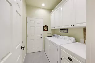 3409 Creek View Dr, Medford, OR 97504 - Photo 13