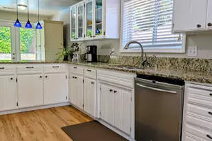 2749 Brookside Dr, Medford, OR 97504 - Photo 3