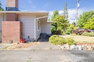 1224 SW Oak St, Grants Pass, OR 97526 - Photo 5