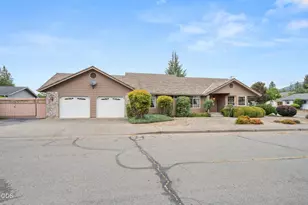 1449 Ben Aire Cir, Grants Pass, OR 97527 - Photo 3
