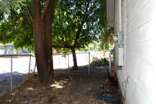 322 SE L St, Grants Pass, OR 97526 - Photo 17