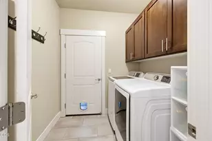 1051 Compton Way, Medford, OR 97501 - Photo 23