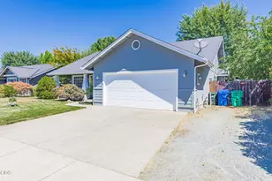 2948 Golden Aspen Dr, Grants Pass, OR 97527 - Photo 11