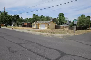 2411 SW Umatilla Ave, Redmond, OR 97756 - Photo 3