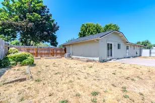 1104 Coachman Dr, Central Point, OR 97502 - Photo 27