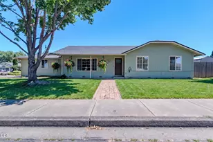 1104 Coachman Dr, Central Point, OR 97502 - Photo 3