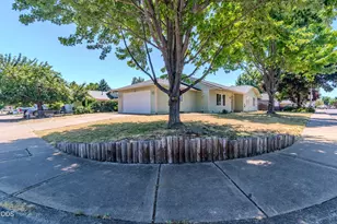 1104 Coachman Dr, Central Point, OR 97502 - Photo 5