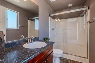 1104 Coachman Dr, Central Point, OR 97502 - Photo 25