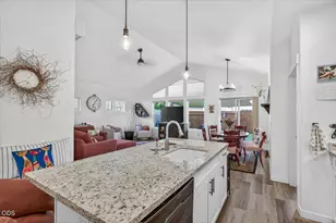 689 Heber Ln, Medford, OR 97501 - Photo 5
